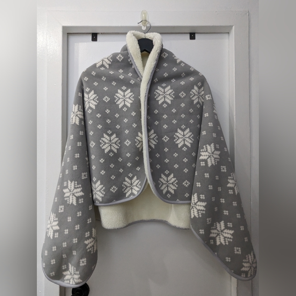Uniqlo FLEECE REVERSIBLE BLANKET / Cape